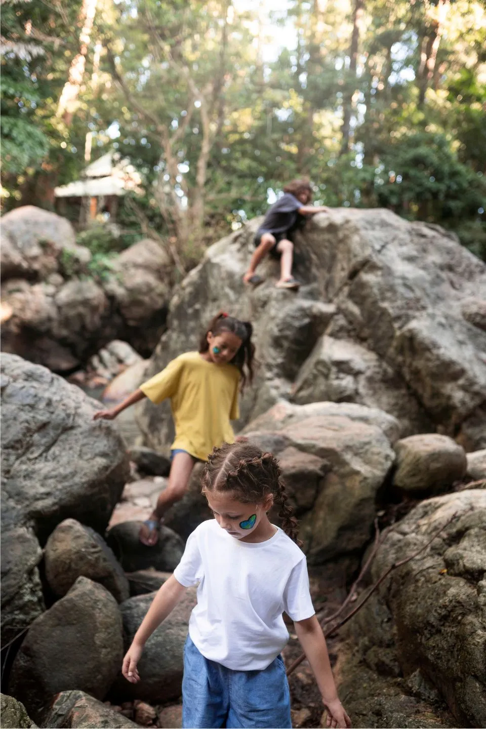 Nos petits invités découvriront le monde à travers l'histoire et les légendes. Nous cultiverons ainsi, dès l'enfance, un lien profond avec la nature et la culture.